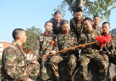 浙江永嘉武警帮扶特困家庭：“一根扁担”传承56年