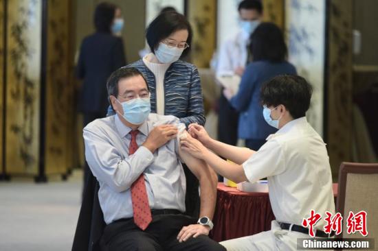 香港特区立法会主席及议员接种流感疫苗