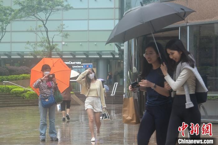 香港持续受暴雨影响 天文台一度发“红雨”警告