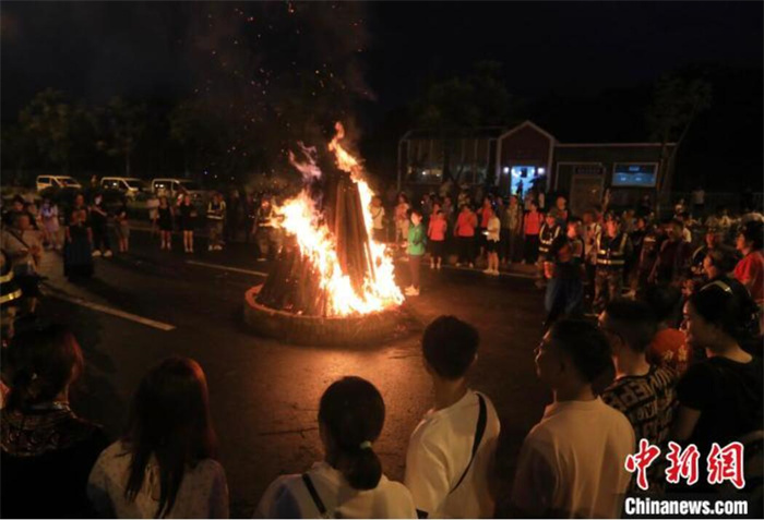 四川西昌万名民众欢度火把狂欢夜