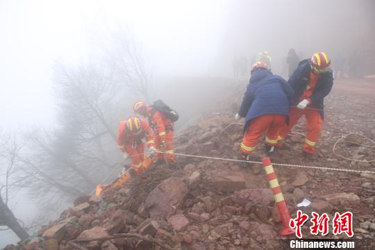 桂林一越野车坠入百米山崖致三死一伤　　