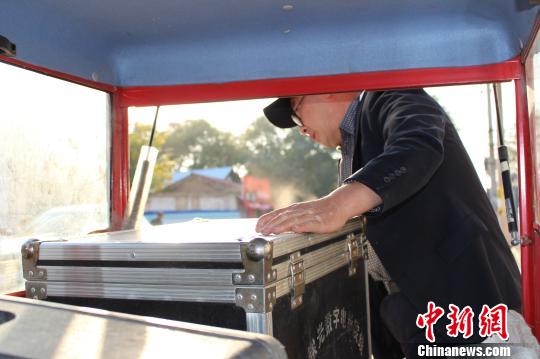 常年操作电影机和胶片，让王树贤的手显得格外粗糙，今年已经67岁的他仍然从事着电影放映工作。　王维宁 摄