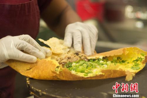 图为美版煎饼果子。 <a target='_blank' href='http://www.chinanews.com/'>中新社</a>记者 廖攀 摄