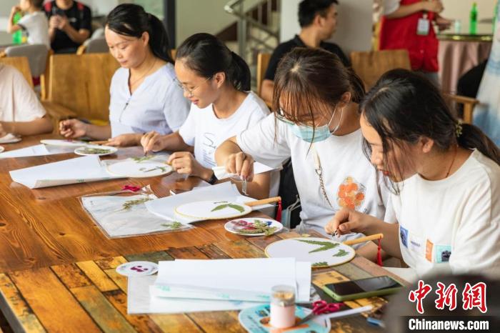 参与自然教育课程学习的学生。　广东省林业局 供图