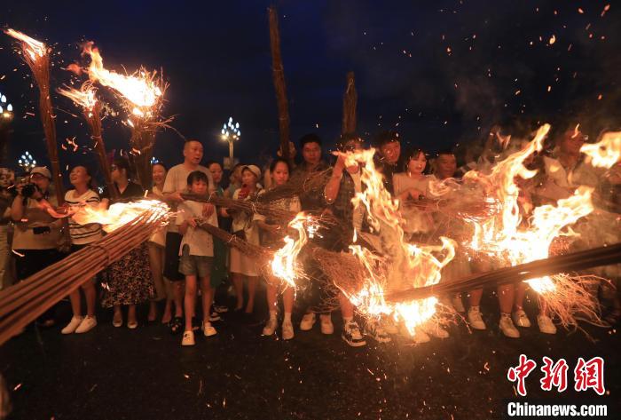 四川西昌万名民众欢度火把狂欢夜 图4