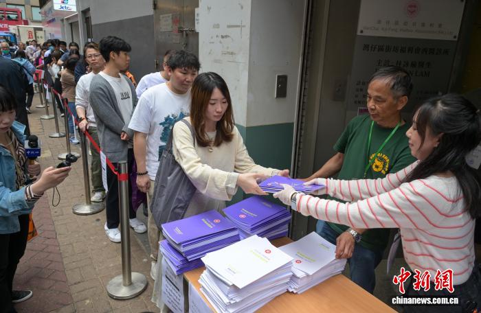 香港市民：财政预算案“派糖”措施“贴地” 投资创科强信心
