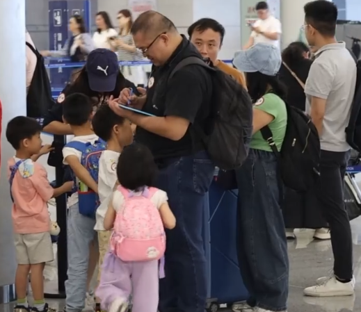 广东珠海：各出入境口岸“五一”假期车畅人旺